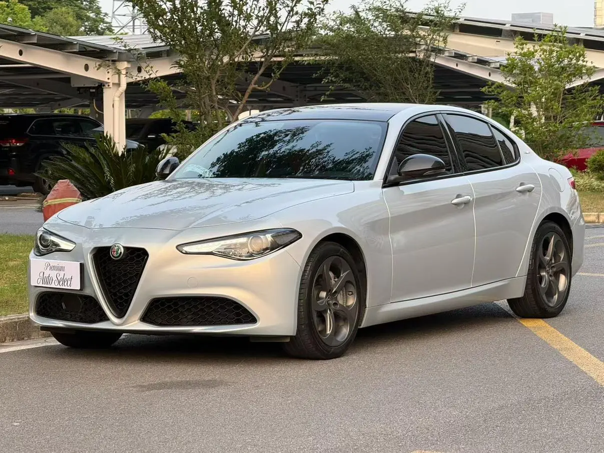 Alfa Romeo Giulia 2.0T 280HP Deluxe Edition