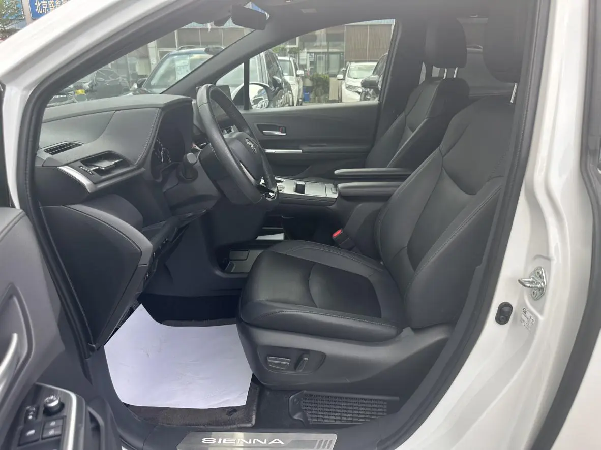TOYOTA Saina Facelifted dual engine 2.5L Premium Edition