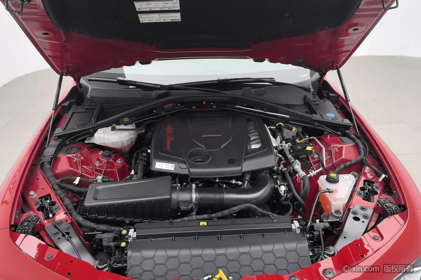 Alfa Romeo Giulia 2.0T 280HP Ti driving control version