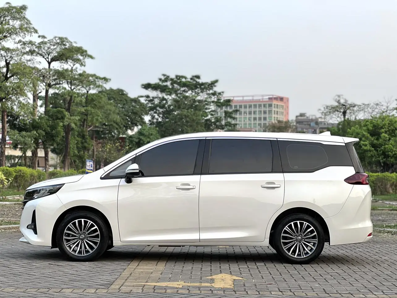 GAC Trumpchi M6 270T automatic Premium Edition 7-seater Country V