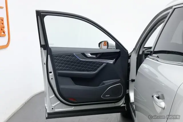 Hongqi Hongqi HS5 2.0T Zhilian flag collar four-wheel drive version