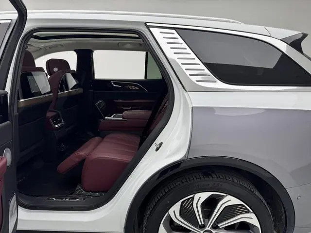 Hongqi Hongqi E-HS9 660km flag collar version four seats