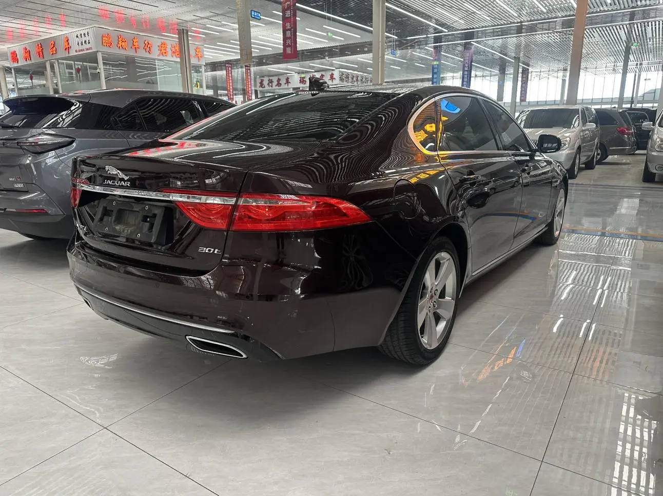 Jaguar Jaguar XFL 2.0T P200 two-wheel drive Fenghua version