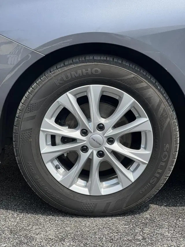 Roewe Roewe i5 1.5L CVT Deluxe Edition