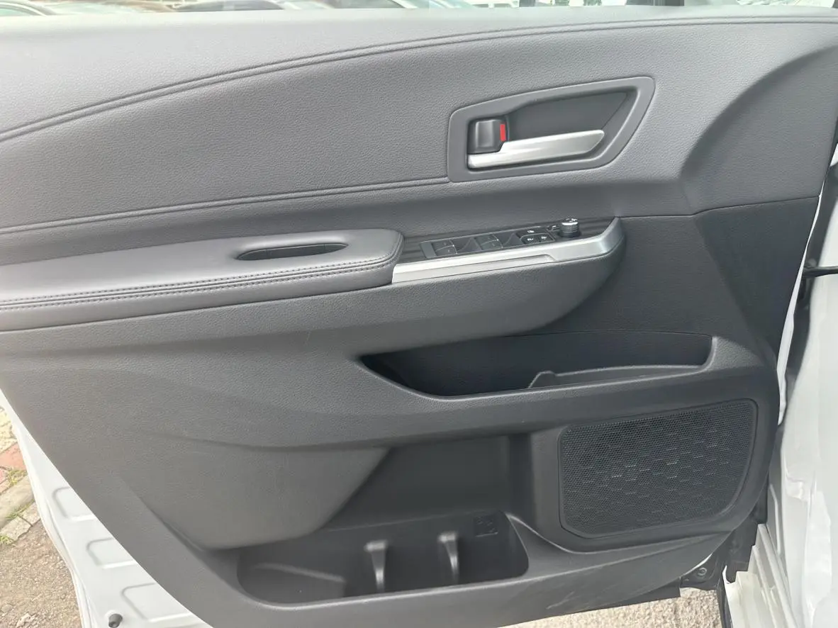 TOYOTA Saina Facelifted dual engine 2.5L Premium Edition