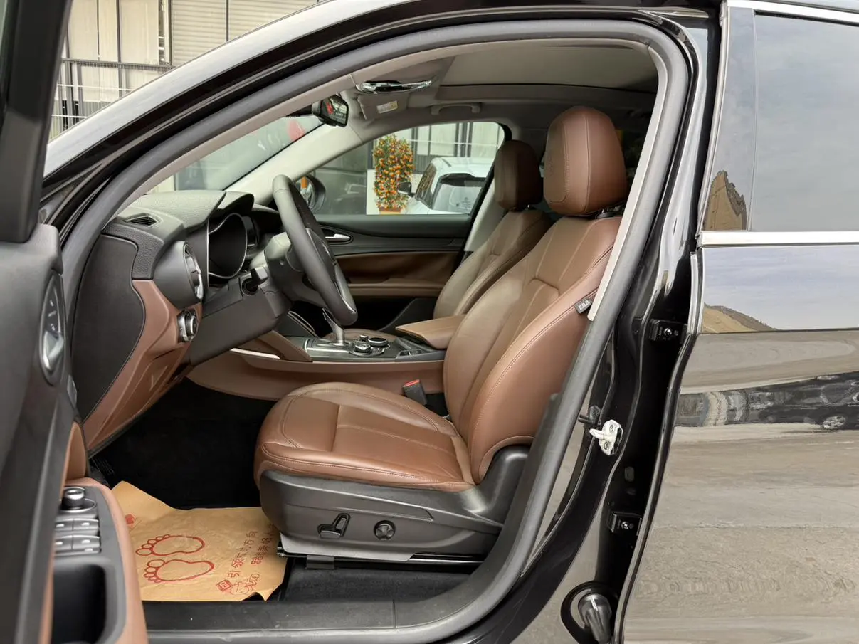 Alfa Romeo Stelvio 2.0T 200HP Deluxe Edition