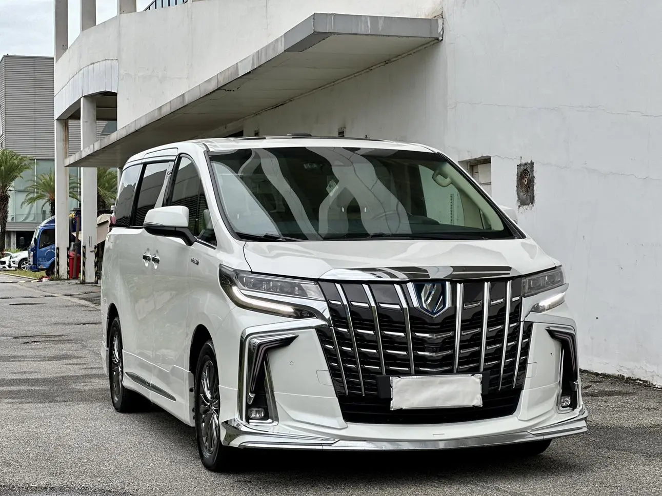 TOYOTA Elfa Dual engine 2.5L Deluxe Edition