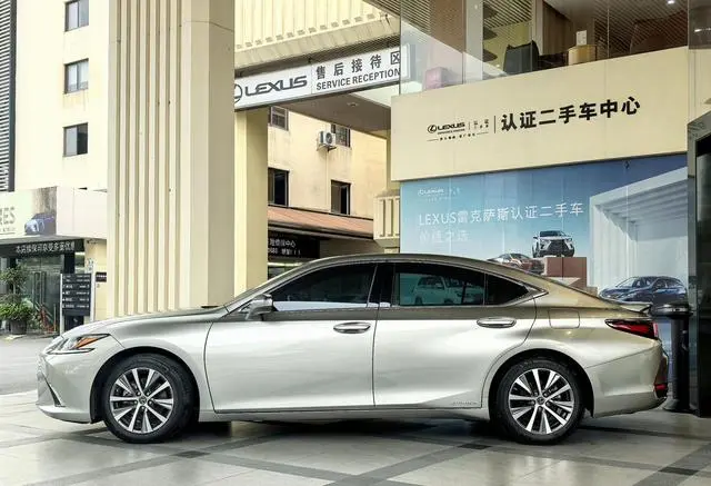 Lexus Lexus ES 300h Excellent Edition Country VI