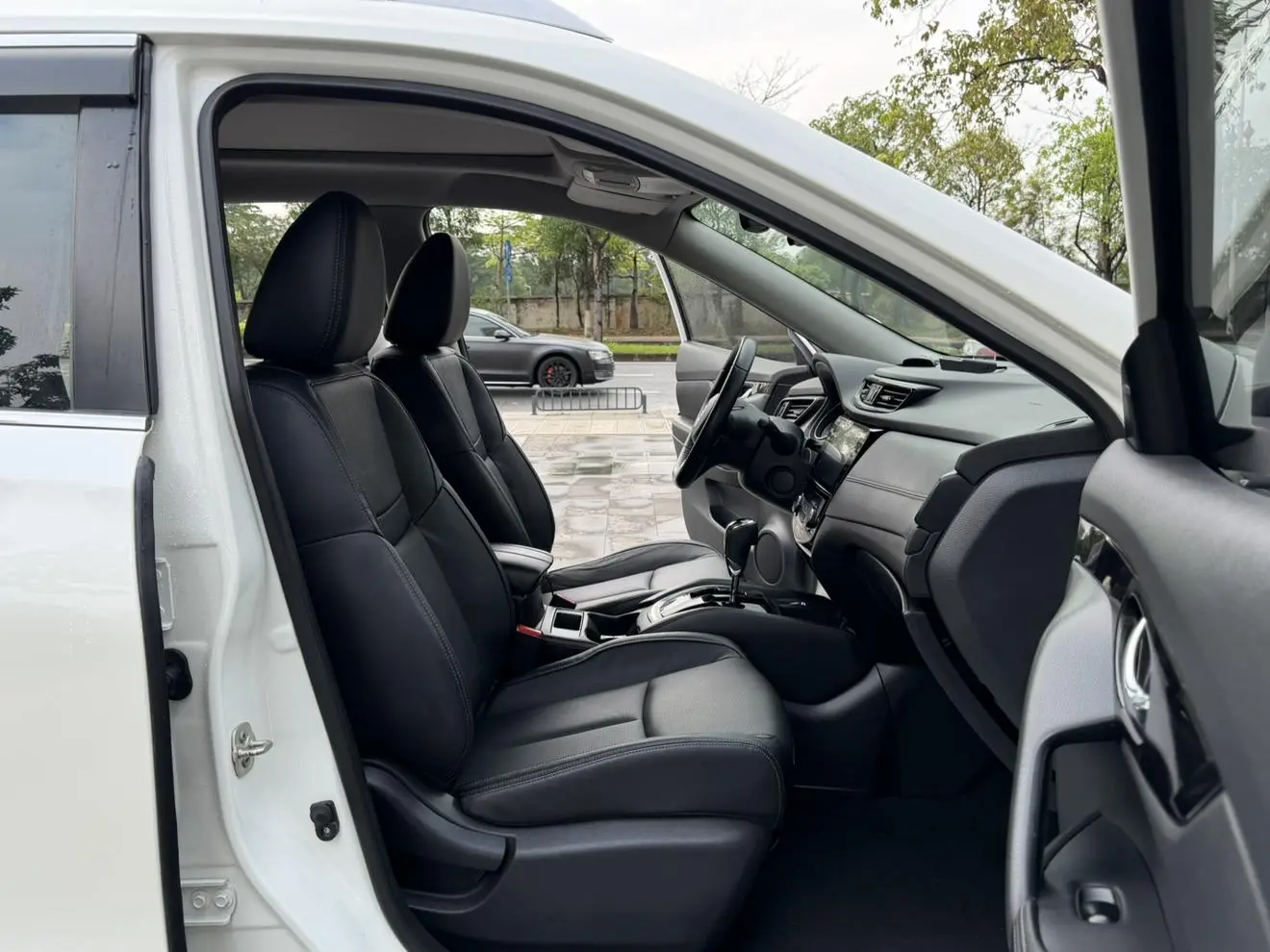 Nissan Qijun 2.0L CVT Zhilian seven-seater Comfort Edition 2WD