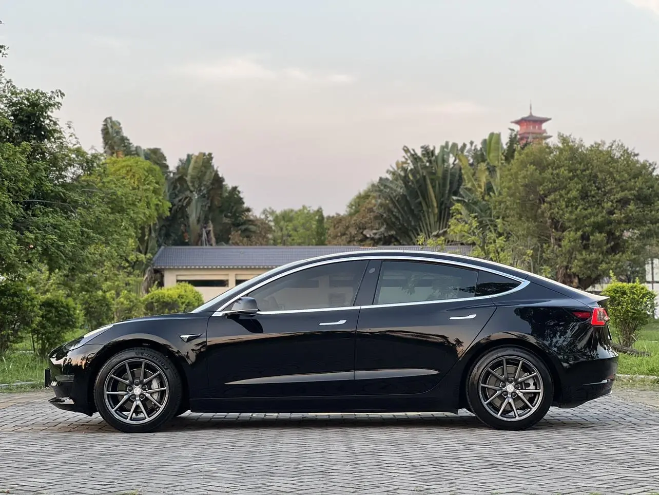 Tesla Model 3 Long battery life, rear-wheel drive version