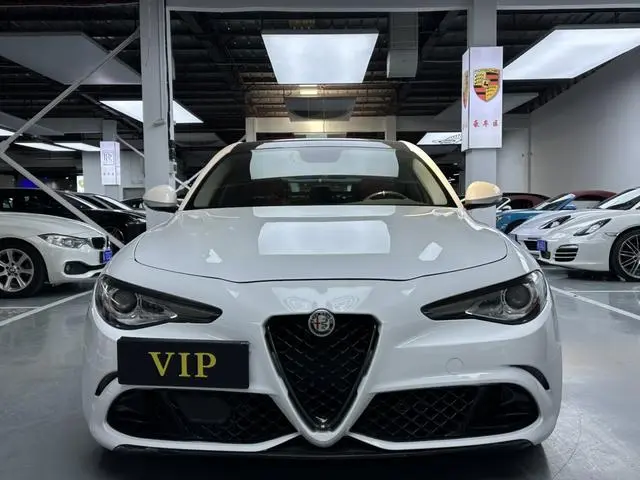 Alfa Romeo Giulia 2.0T 200HP Deluxe Edition