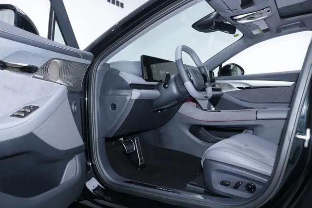 VOYAH Lantu chasing light PHEV Ultra-long battery life, four-wheel drive ultimate edition