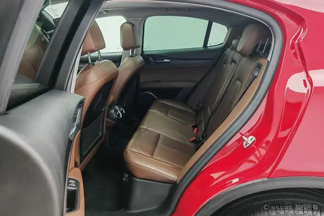 Alfa Romeo Stelvio 2.0T 280HP Deluxe Edition
