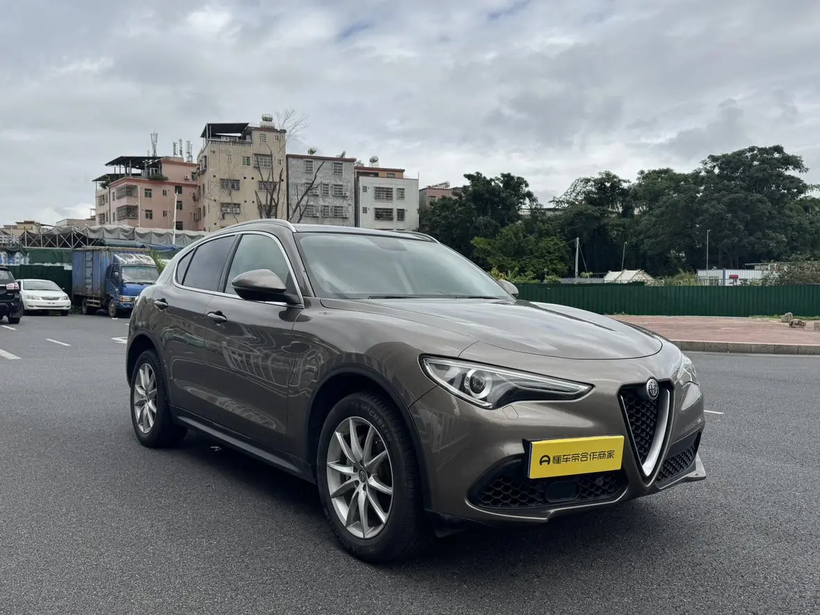 Alfa Romeo Stelvio 2.0T 280HP Deluxe Edition