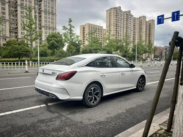 MG MG5 180DVVT CVT Youth Deluxe Edition