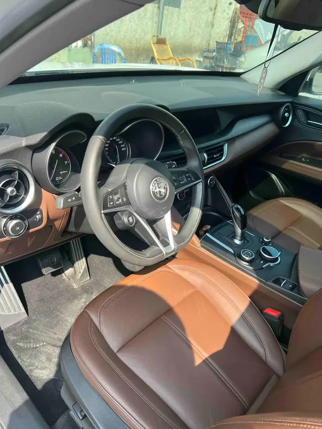 Alfa Romeo Stelvio 2.0T 200HP Deluxe Edition