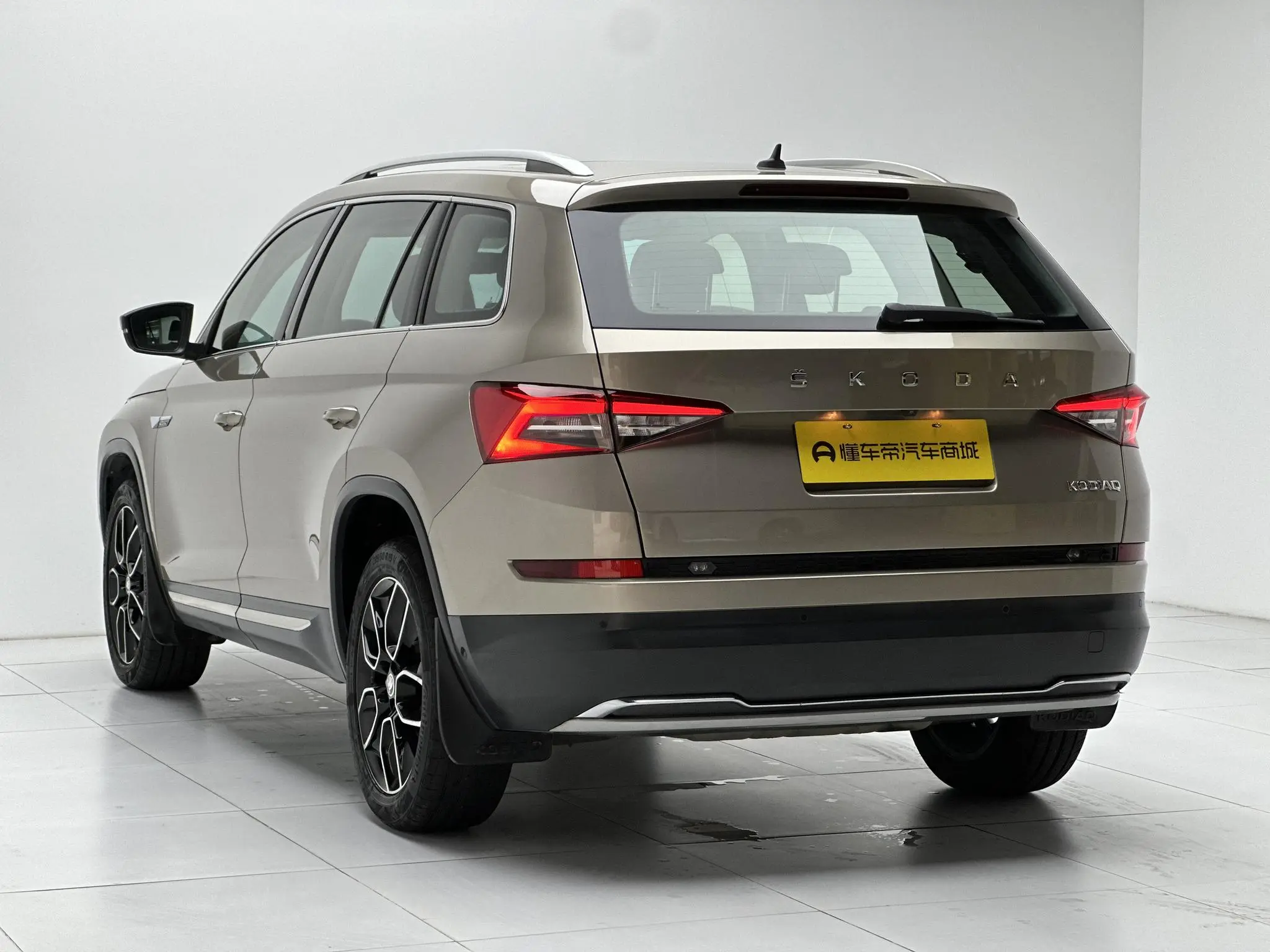 Skoda Kodiak Facelifted ZI330 7-seater two-wheel drive luxury premium edition Country VI