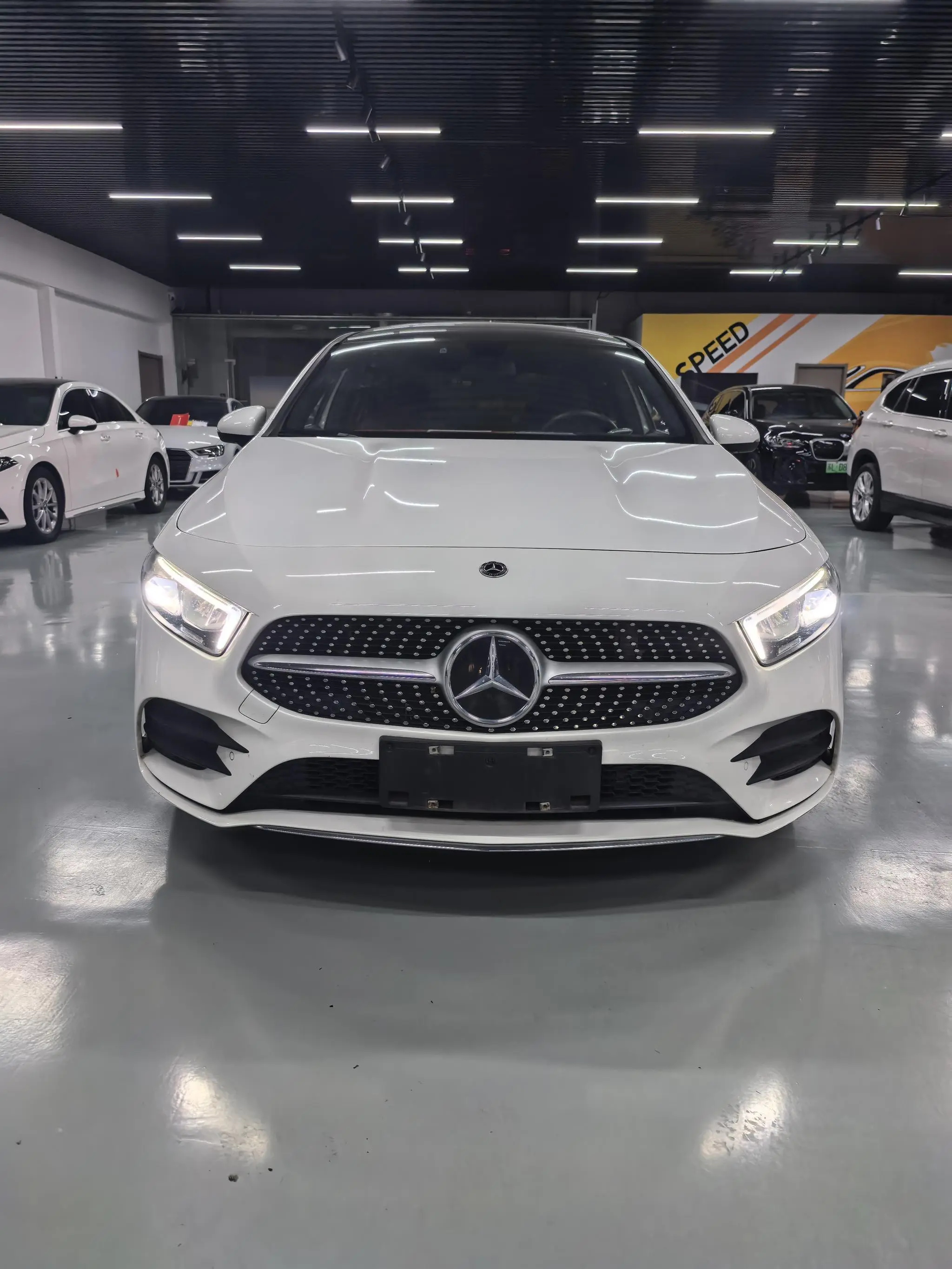 Mercedes-Benz Mercedes-Benz A-class A 200 L sports sedan fashion Version