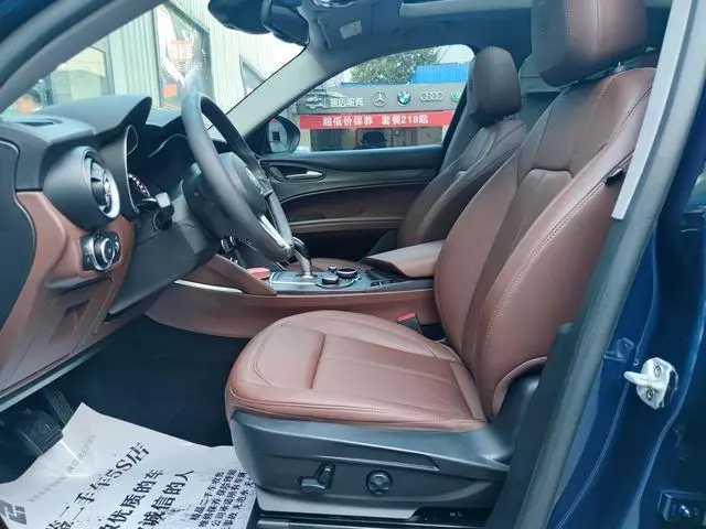 Alfa Romeo Stelvio 2.0T 200HP Deluxe Edition