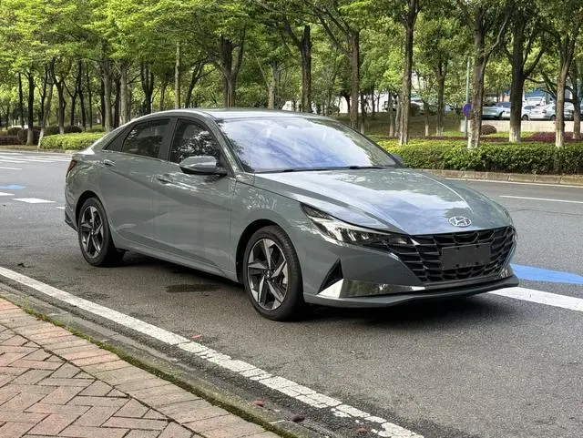 Hyundai Elantra 1.5L CVT LUX Premium Edition