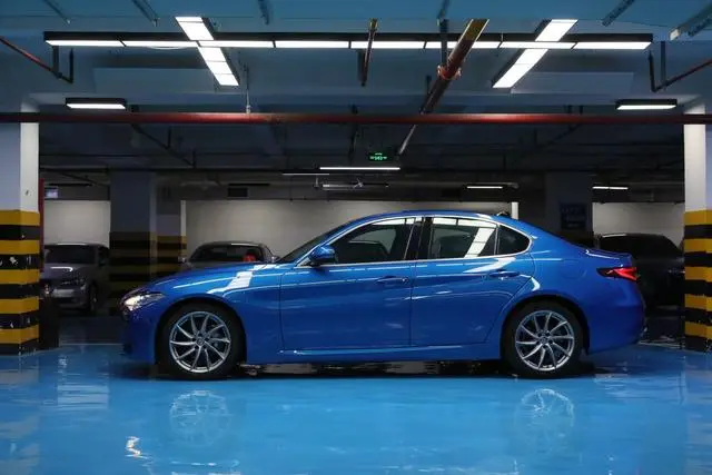 Alfa Romeo Giulia 2.0T 200HP Deluxe Edition