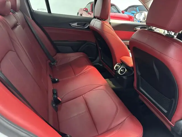 Alfa Romeo Giulia 2.0T 200HP Deluxe Edition