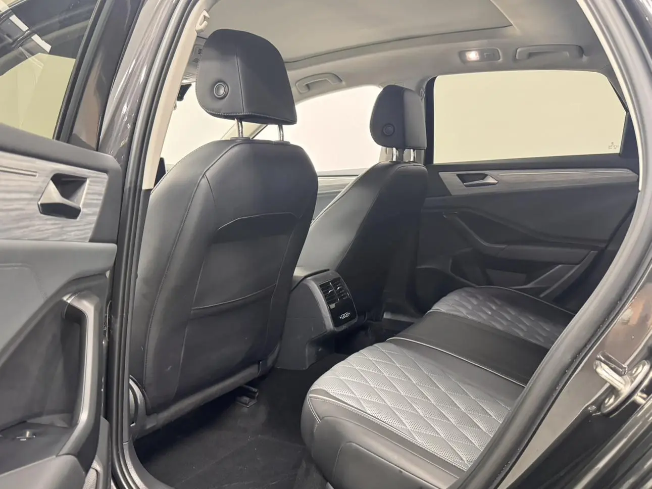 Volkswagen Sagitar 300TSI DSG Beyond Edition