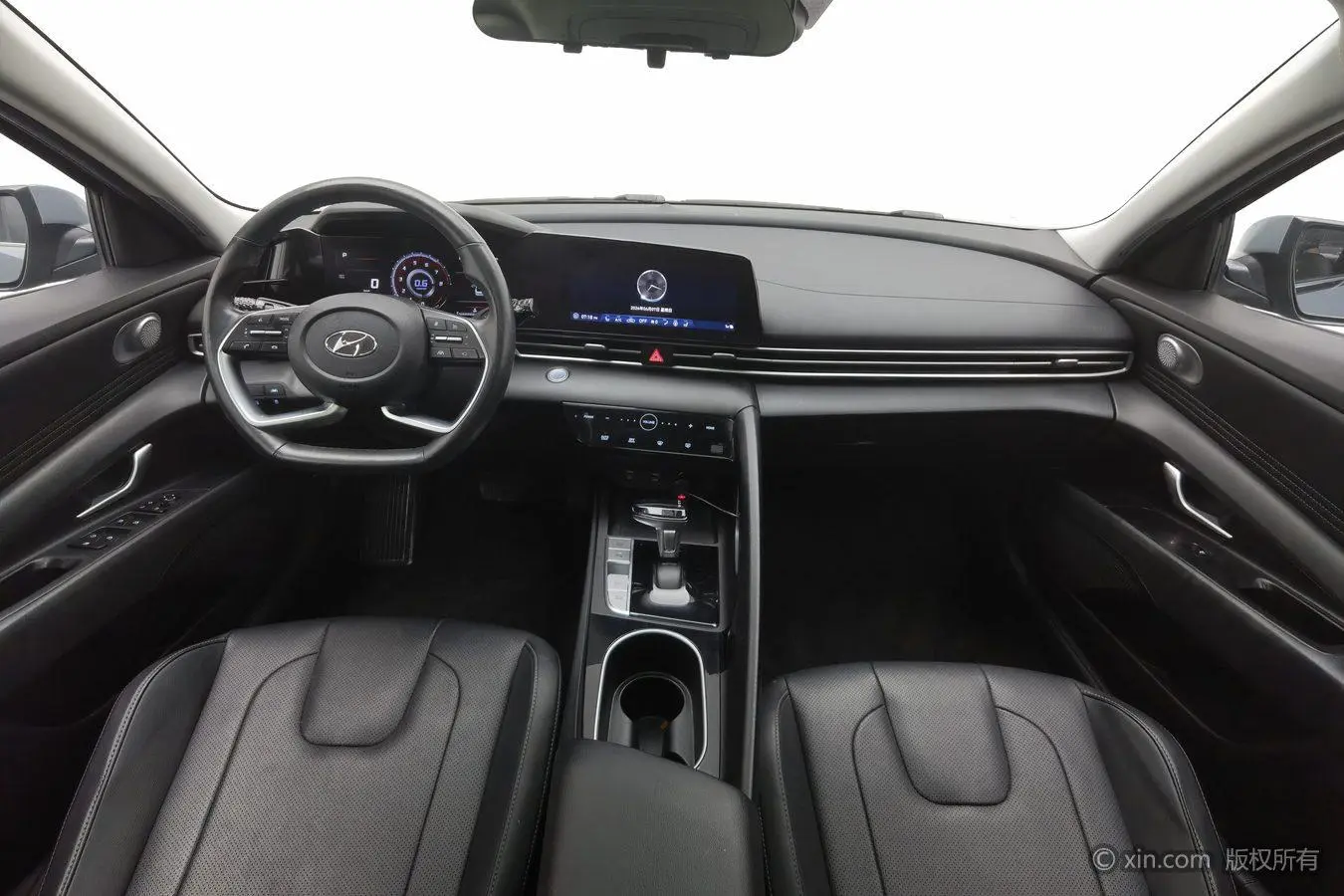 Hyundai Elantra 1.5L CVT LUX Premium Edition