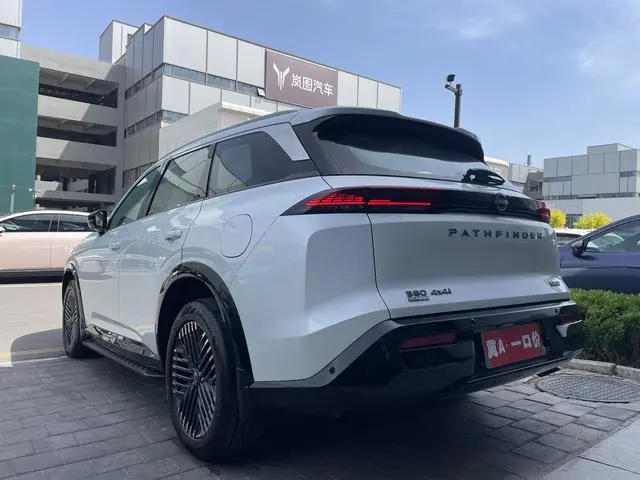 Nissan Exploring the land 380VC-TURBO four-wheel drive Zhizun Edition six-seater