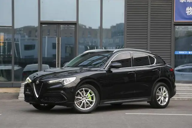 Alfa Romeo Stelvio 2.0T 200HP Deluxe Edition