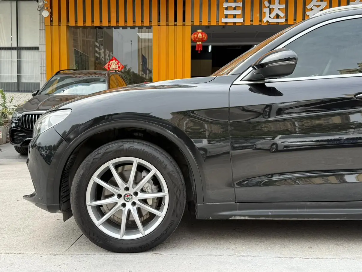 Alfa Romeo Stelvio 2.0T 200HP Deluxe Edition