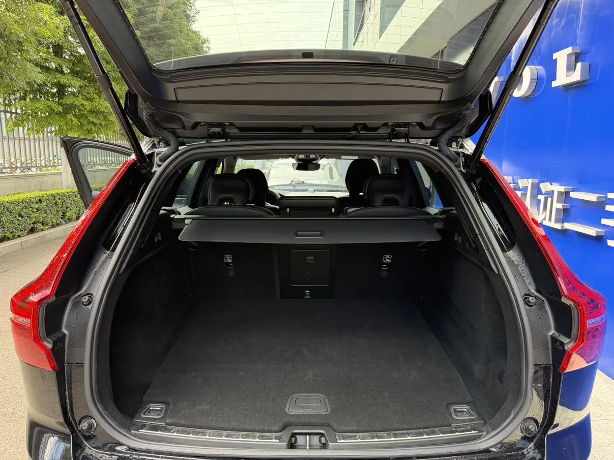 Volvo Volvo XC60 PHEV T8 four-wheel drive long battery life Zhiyuan Extreme night black version