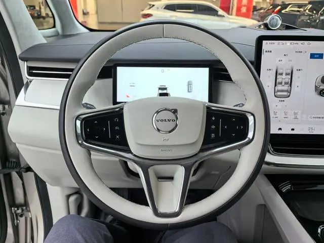 Volvo Volvo EM90 Ultra six seats
