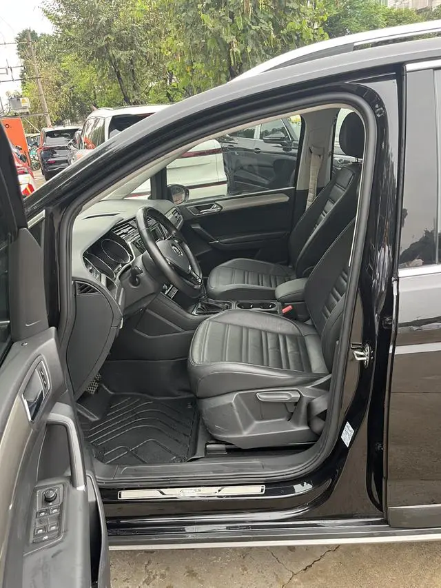Volkswagen Touran L 280TSI Extension Edition 6-seater Country VI