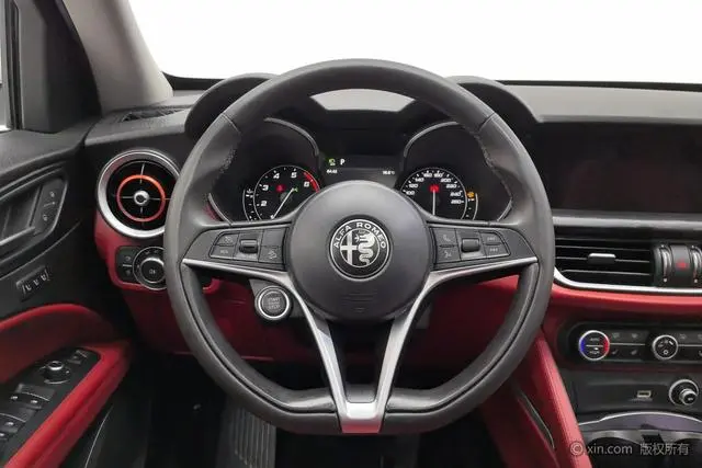 Alfa Romeo Stelvio 2.0T 200HP Deluxe Edition
