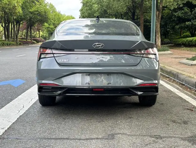 Hyundai Elantra 1.5L CVT LUX Premium Edition
