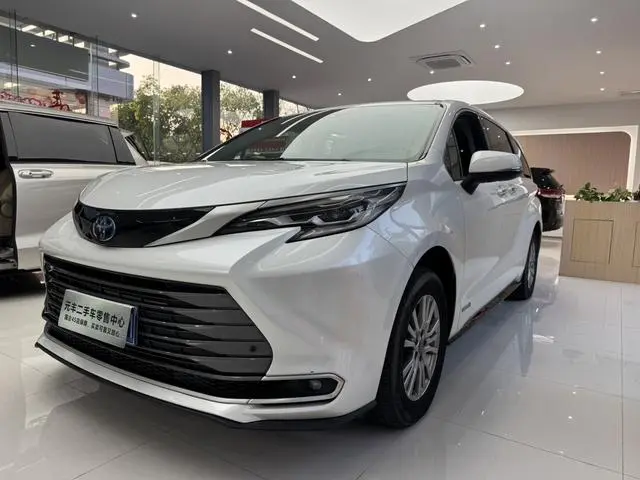 TOYOTA Saina 2.5L Hybrid Deluxe Edition
