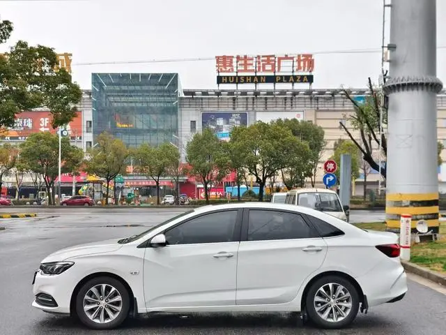 Chevrolet Cruze 320 automatic Enjoy Skylight version