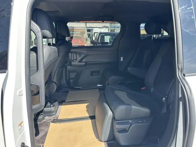 TOYOTA Saina Facelifted dual engine 2.5L Premium Edition