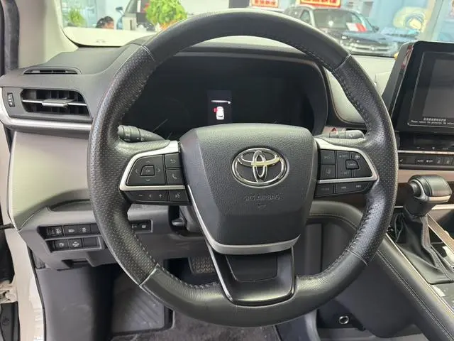 TOYOTA Saina 2.5L Hybrid Deluxe Edition