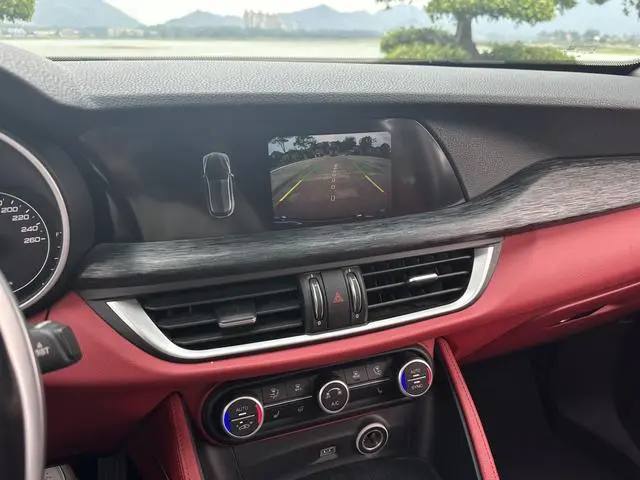 Alfa Romeo Stelvio 2.0T 280HP Luxury Sports Edition