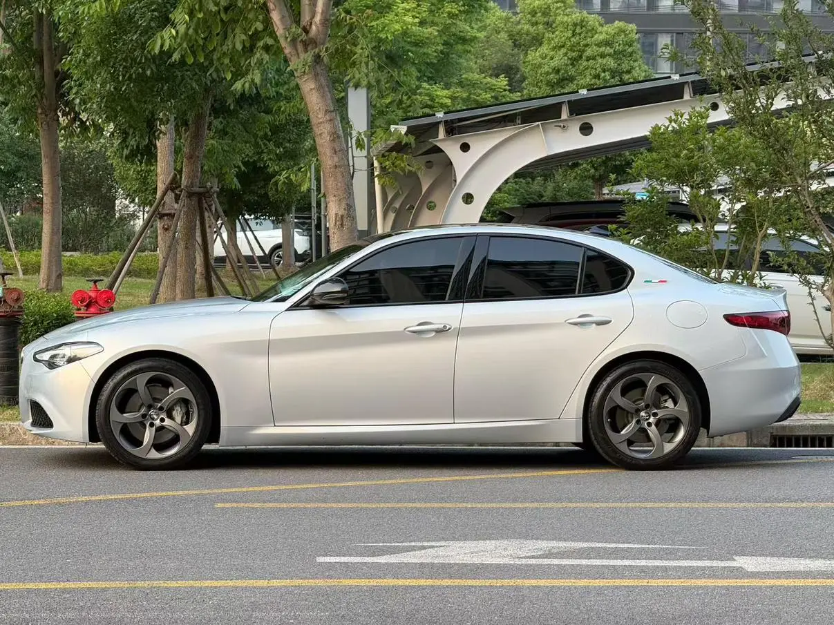 Alfa Romeo Giulia 2.0T 280HP Deluxe Edition
