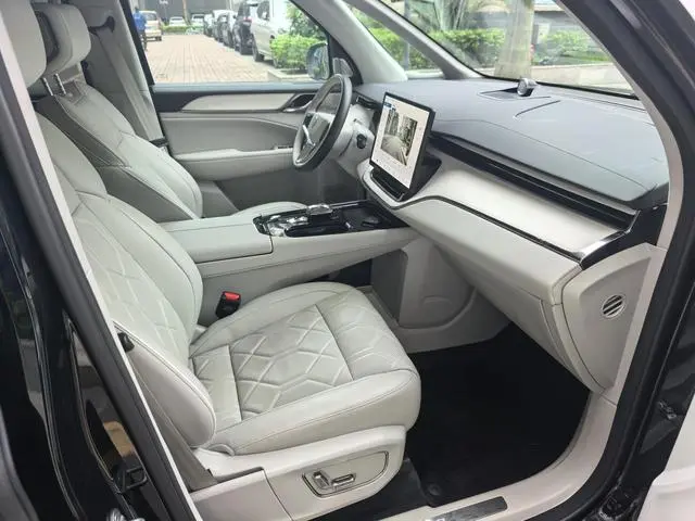Volvo Volvo EM90 Ultra six seats