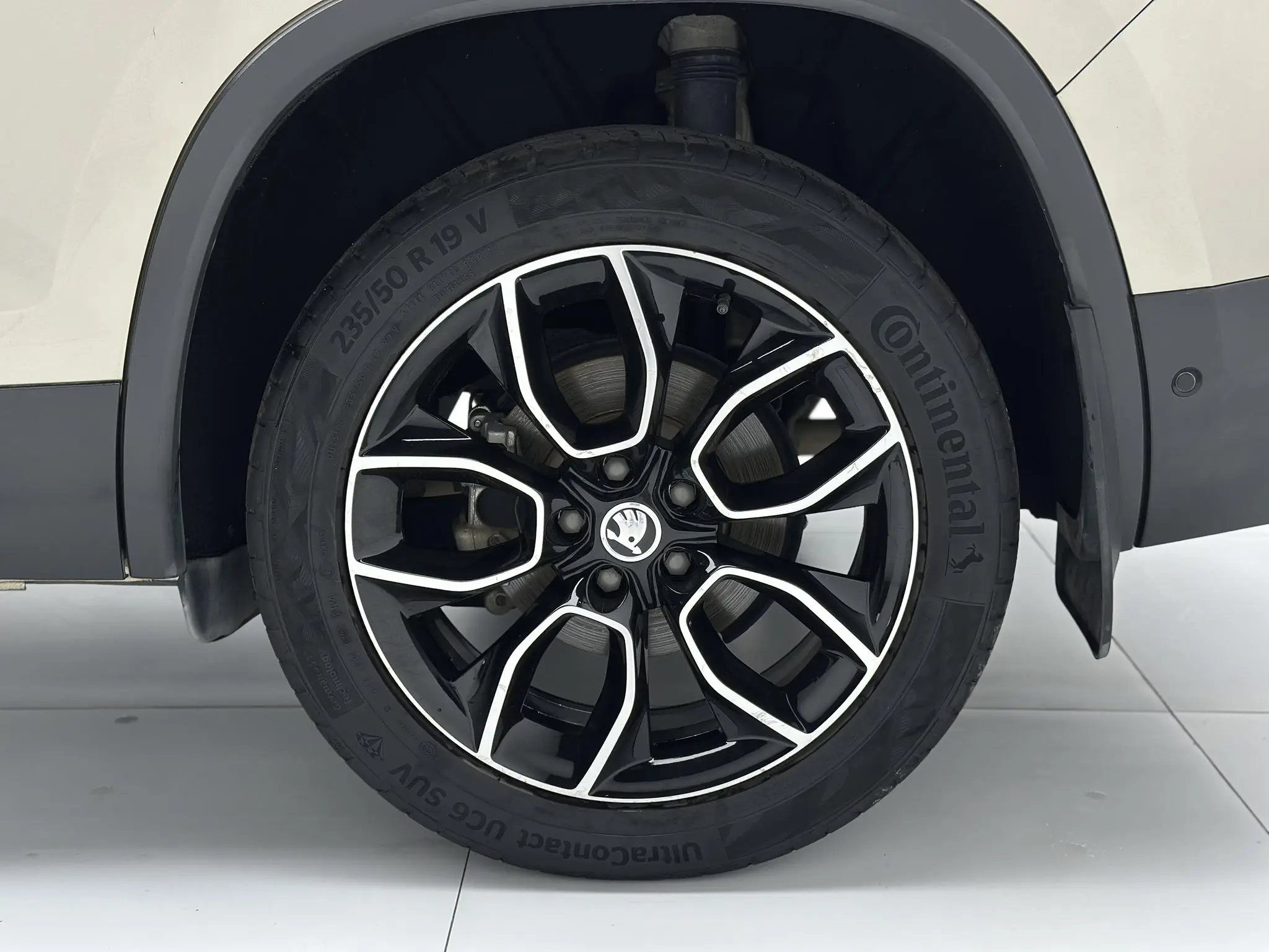 Skoda Kodiak Facelifted ZI330 7-seater two-wheel drive luxury premium edition Country VI