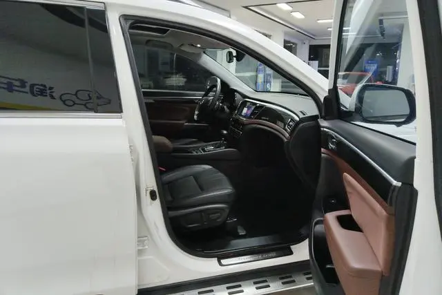 GAC Trumpchi GS8 320T two-wheel drive luxury Zhilian Edition 7 seats