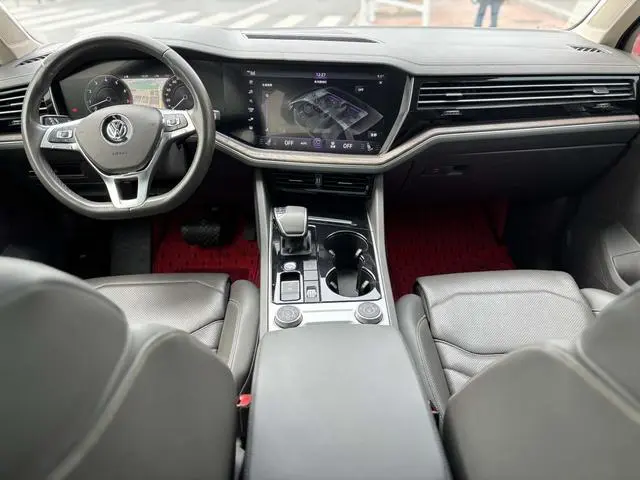 Volkswagen Touareg 3.0 TSI Sharp Front Version Country V