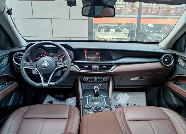 Alfa Romeo Stelvio 2.0T 200HP Deluxe Edition