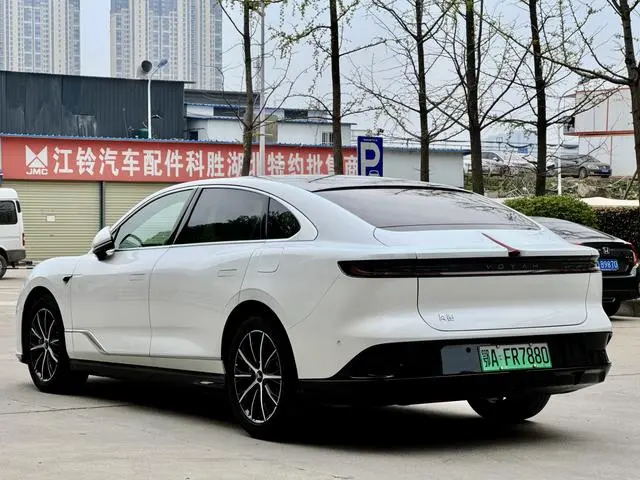 VOYAH Lantu chasing light PHEV Ultra-long battery life, four-wheel drive executive edition