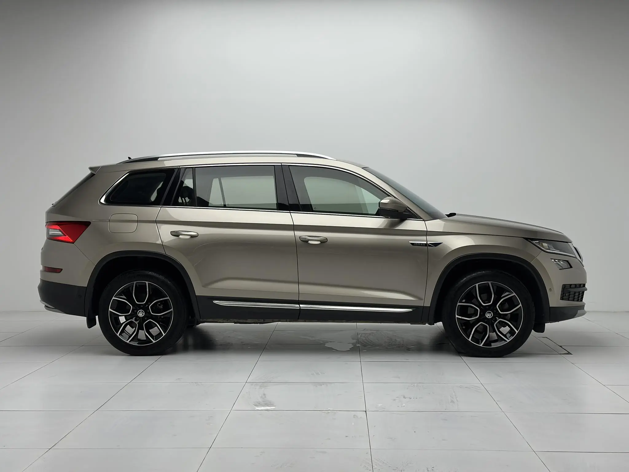 Skoda Kodiak Facelifted ZI330 7-seater two-wheel drive luxury premium edition Country VI