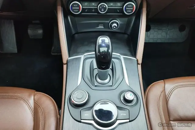 Alfa Romeo Stelvio 2.0T 280HP Deluxe Edition